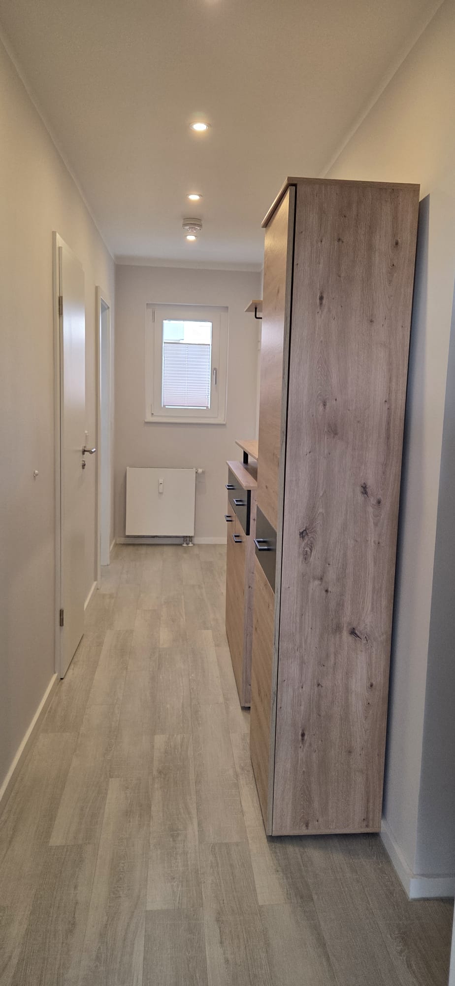 Eingangsbereich mit Garderoben-Ensemble im moebliertem Apartment Wedel