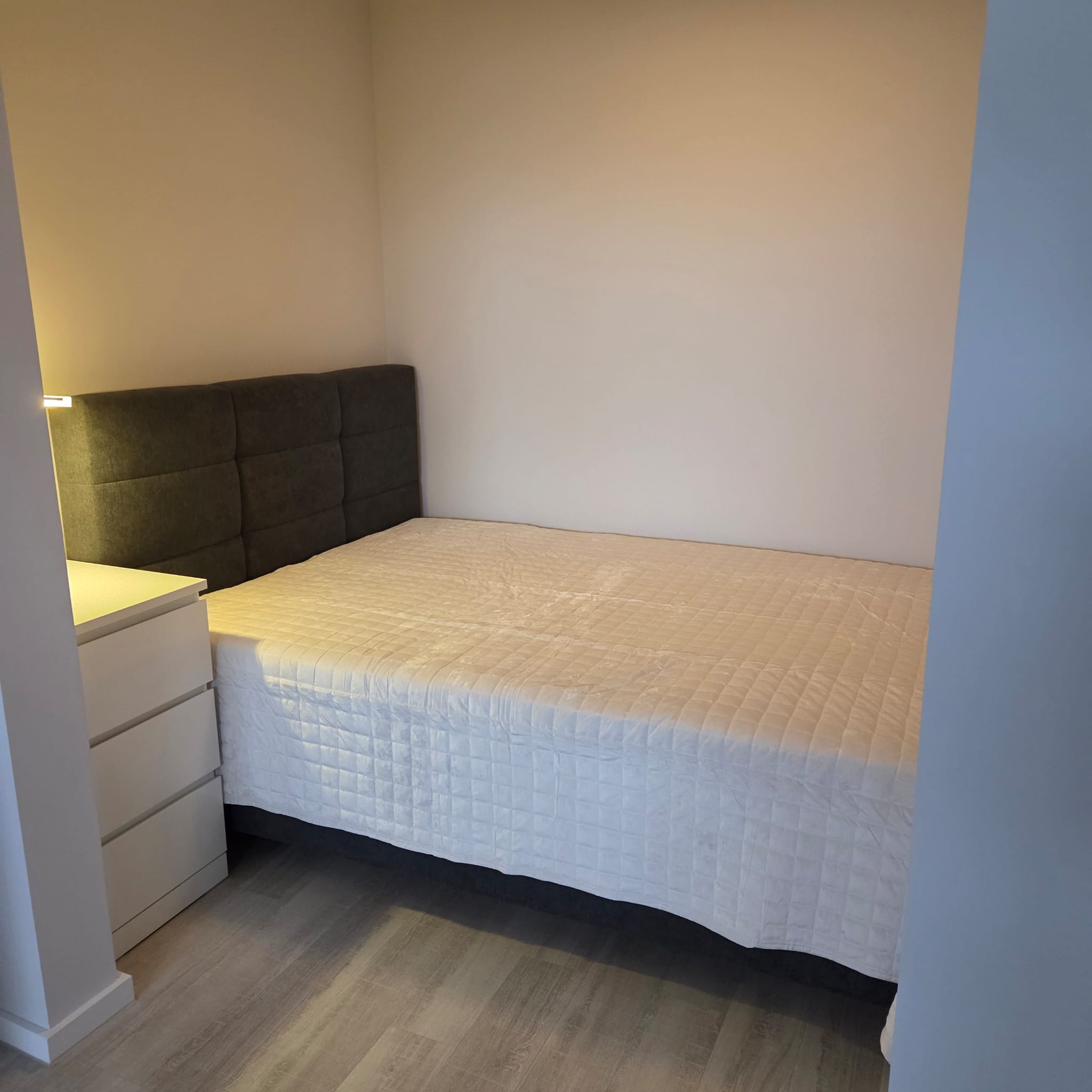 Abgetrennte Schlafnische mit 1,40 m Boxspringbett im moebliertem Apartment Wedel